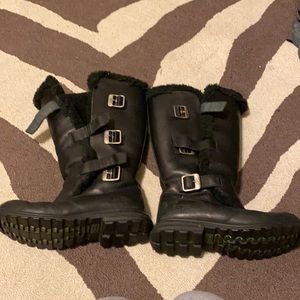 UGGs hi kneelength black buckle up boots